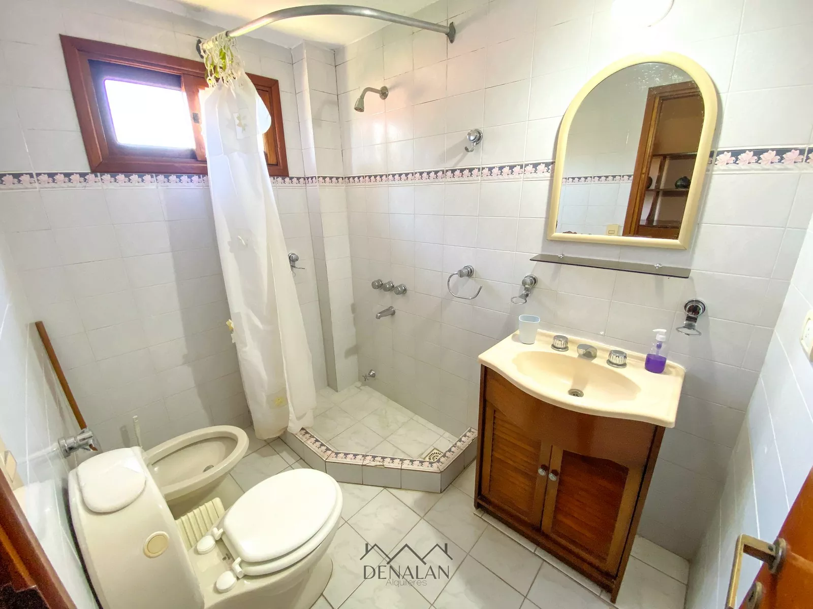 Chalet Tinta Roja — Baño Planta Alta