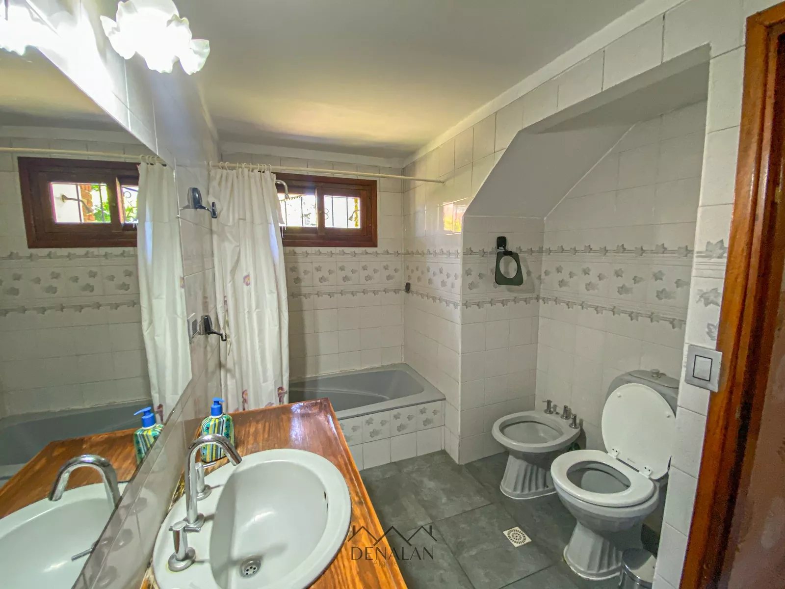 Chalet Tinta Roja — Baño PB 2